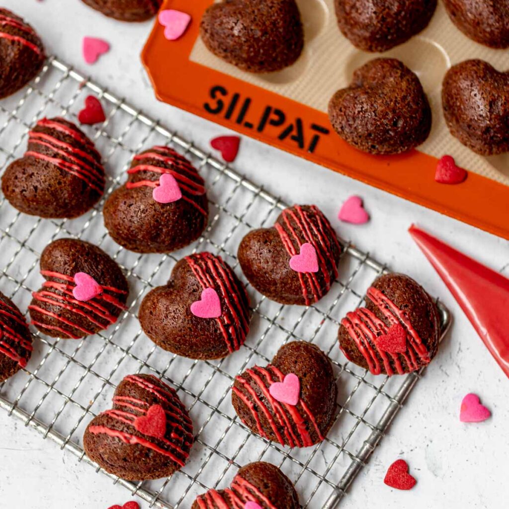 Heart-shaped cookies on the wire rock.