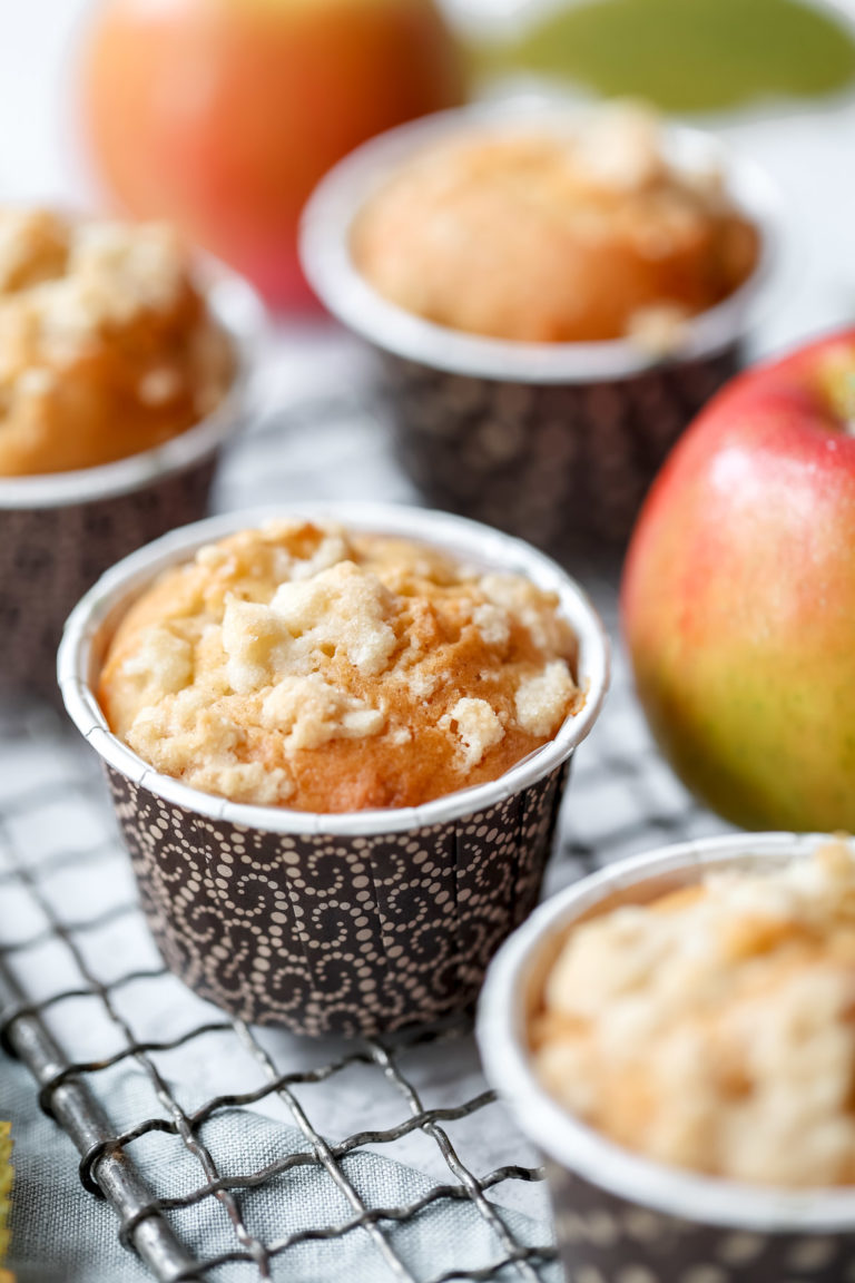 apple muffins with streusel