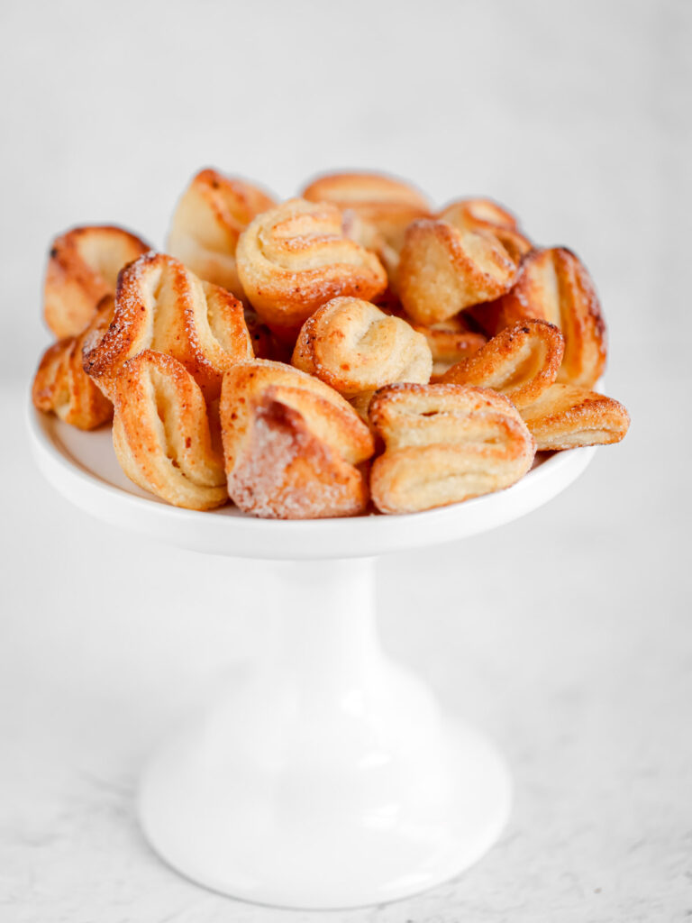 Farmer cheese cookies on the table.
