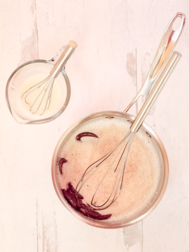 Heavy cream in the saucepan with a whisk. 