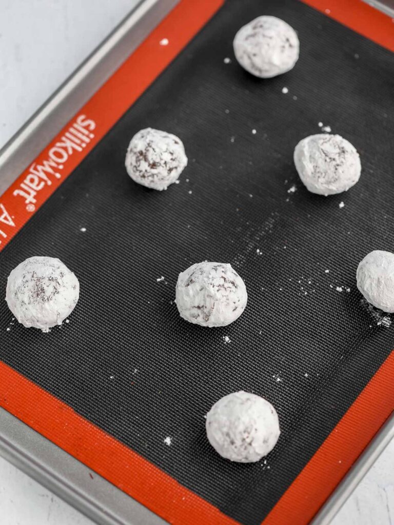 Cookies on the baking tray. 