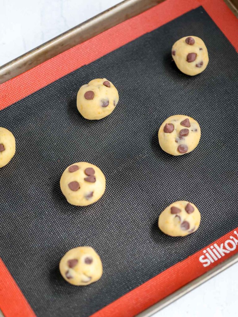 Cookies on the baking tray. 