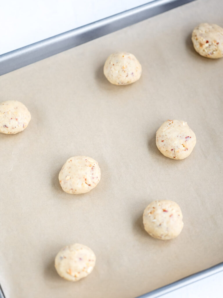 Cookies on the baking tray.