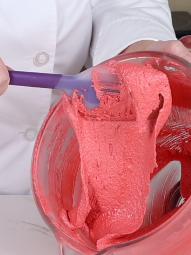 Macaronage flows from the spatula. 