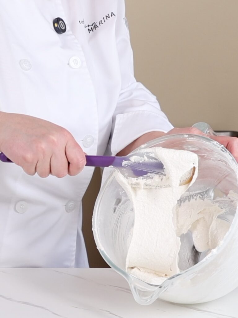 Macaronage flows from the spatula. 