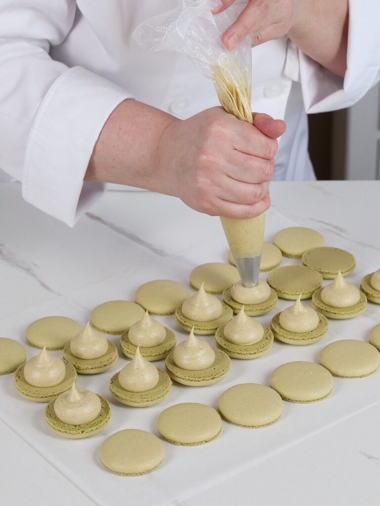 Filling macarons. 