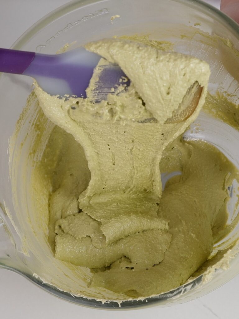 Macaronage flows from the spatula. 