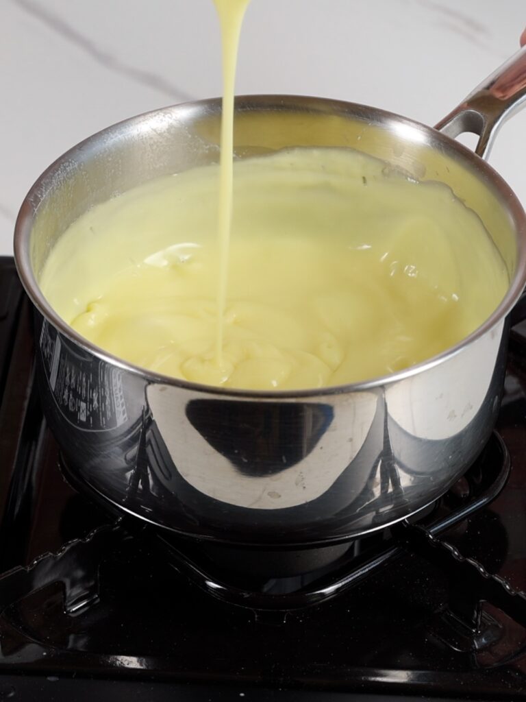 Pastry cream in the saucepan. 
